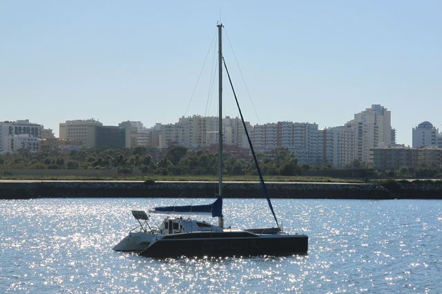 Ferragudo - catamaran (13506110044).jpg